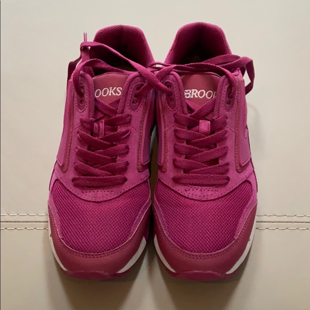 Brooks lifestyle tennis shoes